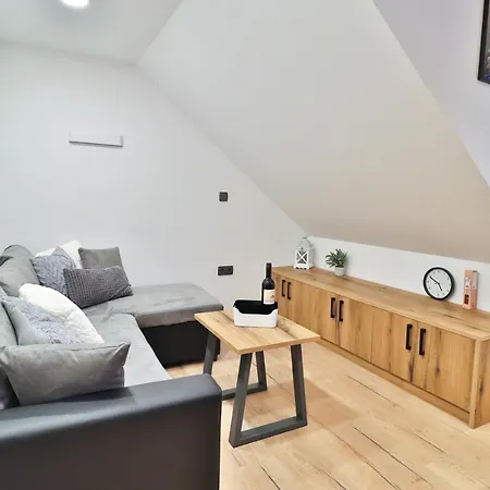 Seventy Seven 公寓 *